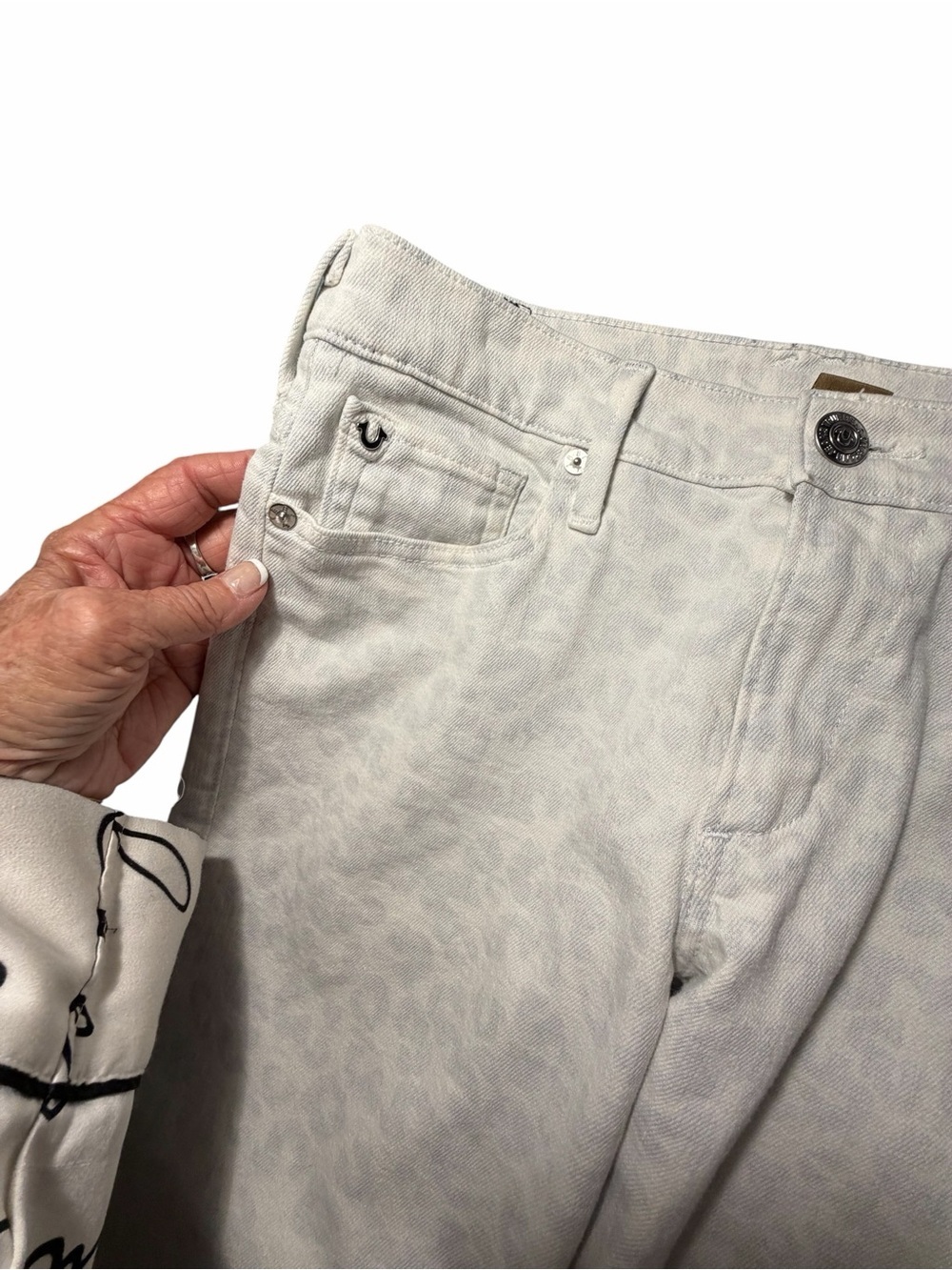 True Religion LIV  Low Rise Relaxed Skinny Light Gray Patterned Jeans Sz 27 - Picture 10 of 15